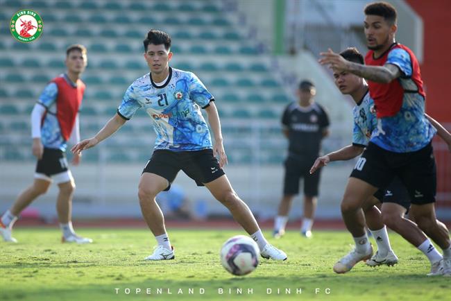 HLV Đức Thắng tiết lộ lý do xếp Đình Trọng đá vị trí mới