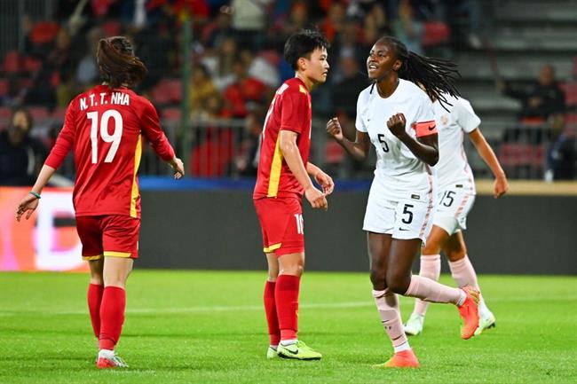 HLV Mai Đức Chung hài lòng dù tuyển nữ Việt Nam thua 0-7 trước ĐT Pháp 1