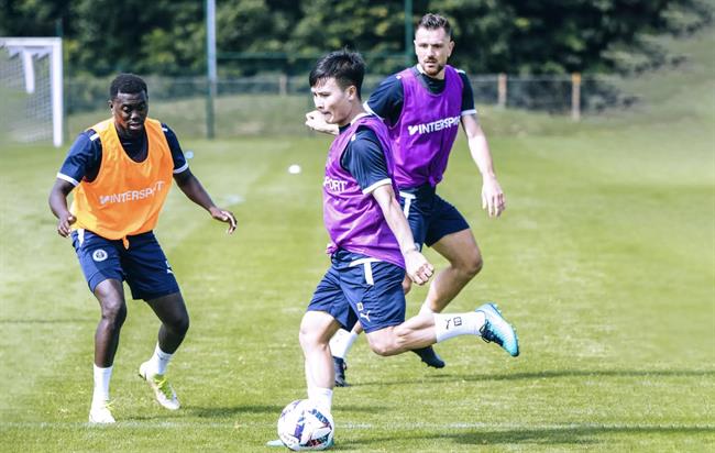 Quang Hải và đồng đội nhận lời động viên từ HLV Pau FC 1