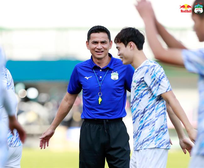 HLV Kiatisuk lý giải việc liên tục xoay tua tấm băng thủ quân HAGL 