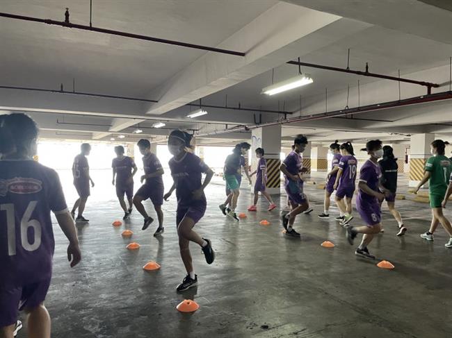 ĐT nữ Việt Nam phải tập ở bãi để xe trước trận gặp Myanmar 1