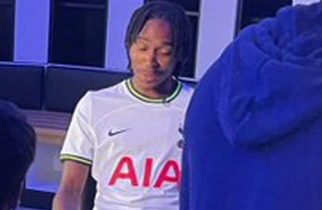 Hinh anh Djed Spence mac ao cua Tottenham