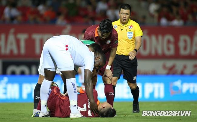 Trong tai Hoang Ngoc Ha trong tran Hai Phong vs Binh dinh 19/7