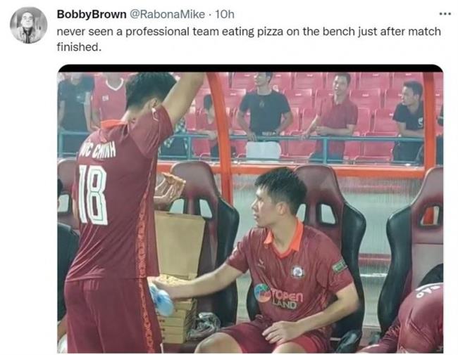 Đức Chinh và Đình Trọng gây sốc vì ăn pizza ngay trên sân 1