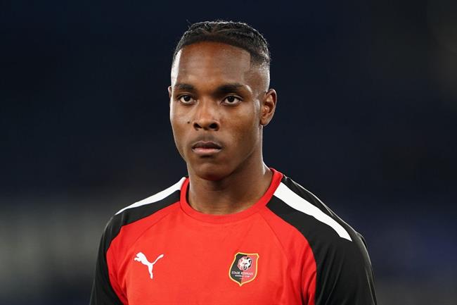 Bayern mua tiền đạo 17 tuổi thay thế Lewandowski