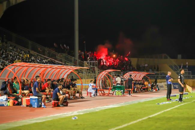 Vì sao pháo sáng xuất hiện trong trận SLNA vs Hải Phòng 1