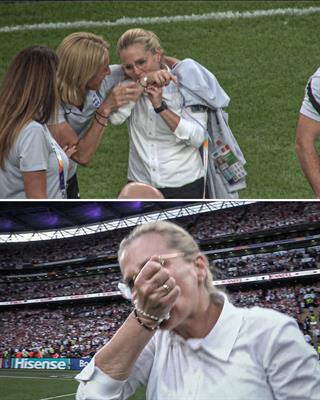 Cử chỉ xúc động của HLV ĐT nữ Anh sau chức vô địch Euro 1