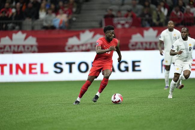 Alphonso Davies gây xúc động với cử chỉ cao đẹp 1