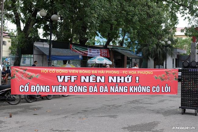 CĐV Hải Phòng căng băng rôn phản đối VFF