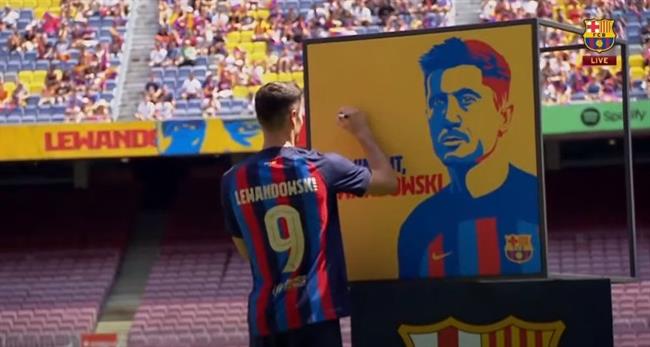 VIDEO: CĐV hô vang Messi Messi trong ngày Lewandowski ra mắt Barca