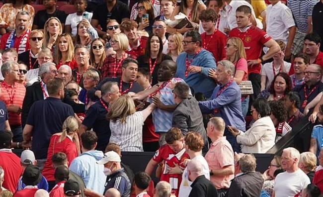 CĐV MU choảng nhau trên khán đài trong thất bại của thầy trò Ten Hag 