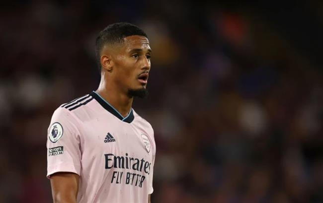 Gabriel Magalhaes khen ngoi Saliba