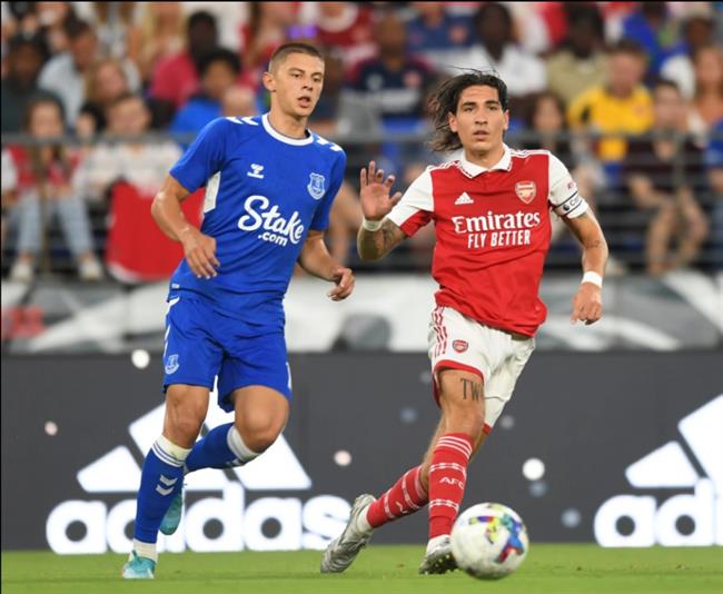 Arsenal huy hop dong voi Hector Belleriin