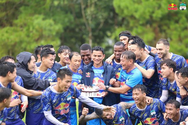 bánh tony Kiatisuk đón sinh nhật cùng HAGL, hướng đến chiến thắng trước Hà Nội FC