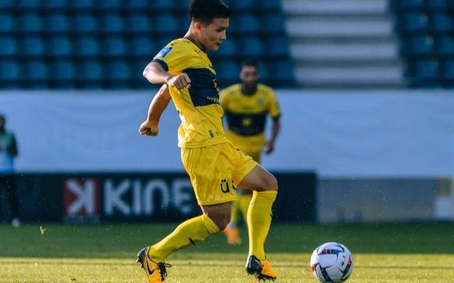 Quang Hải nhận liều doping tinh thần từ HLV Pau FC