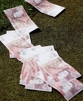 Jesse Lingard bị CĐV ném tiền giả trong ngày đối đầu West Ham 2