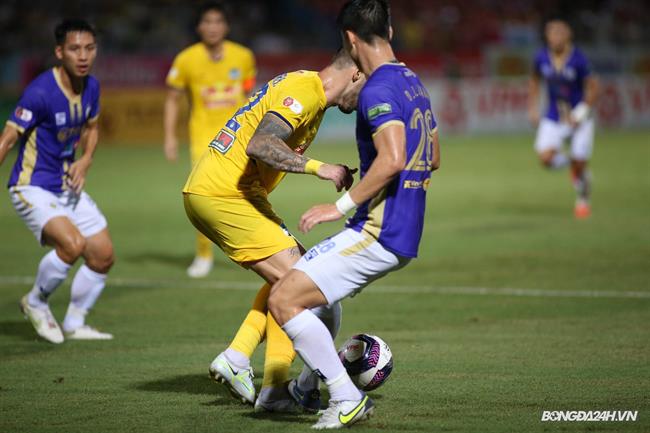 VIDEO: Duy Mạnh nói về pha va chạm gây tranh cãi với tiền đạo HAGL 