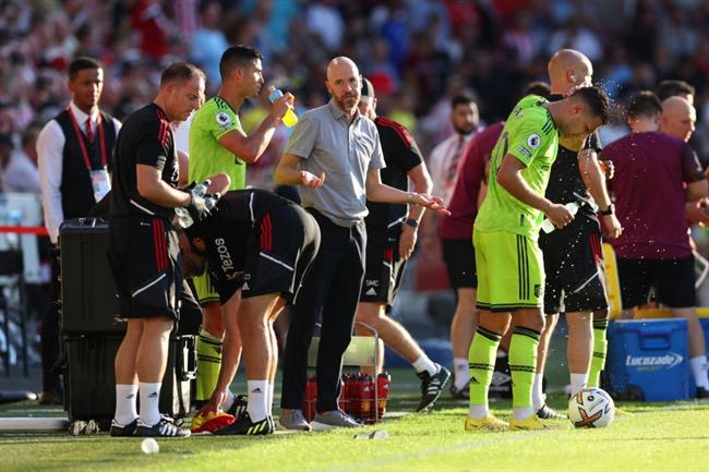HLV Erik ten Hag phạt cả đội MU sau trận thua Brentford 1