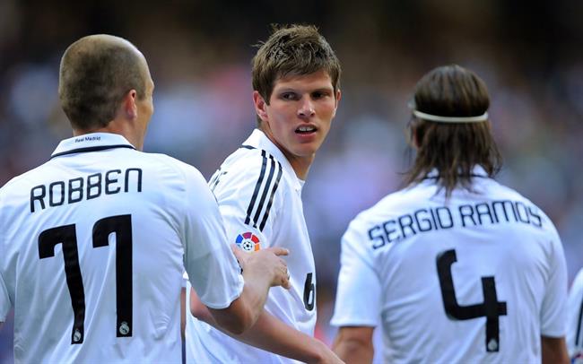 Nửa năm ở Real Madrid của thợ săn Huntelaar diễn ra thế nào?