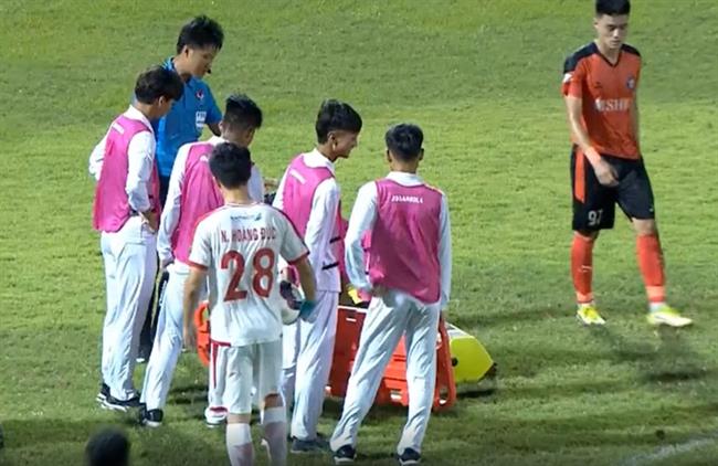 VIDEO: Xem lại chấn thương rùng rợn của thủ môn Thanh Bình trước Viettel FC