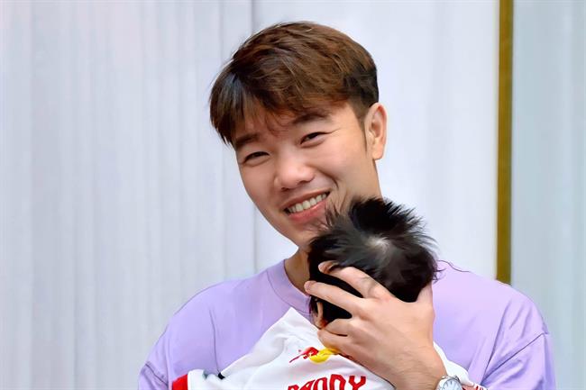 Tiền vệ Xuân Trường lần đầu khoe ảnh thiên thần nhỏ