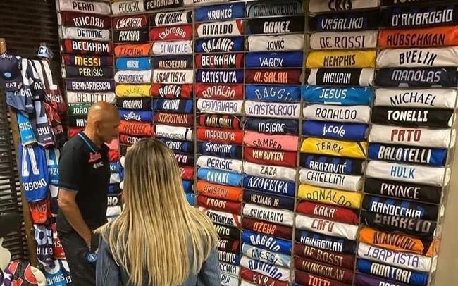 VIDEO: Choáng với bộ sưu tập áo cầu thủ của HLV Spaletti: Messi, Ronaldo, Ronaldinho, Totti...
