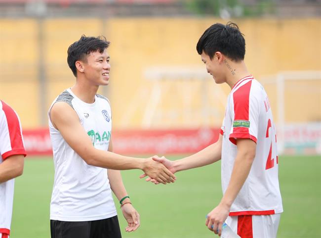 Quế Ngọc Hải tay bắt mặt mừng khi gặp lại đồng đội cũ 2