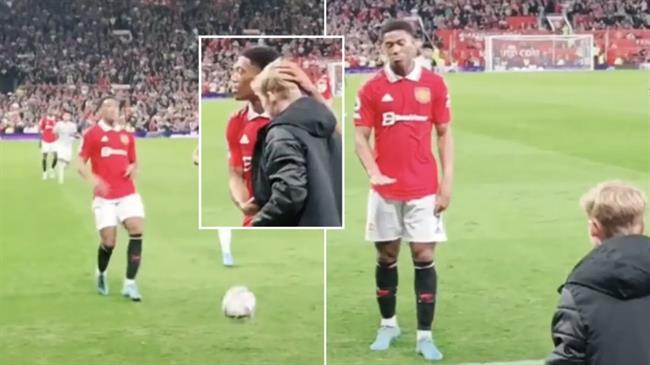 VIDEO: Martial xui cậu bé nhặt bóng câu giờ 