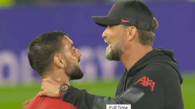 Jurgen Klopp túm cổ Bruno sau trận thua của Liverpool trước MU