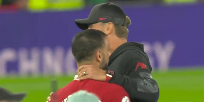 Jurgen Klopp túm cổ Bruno sau trận thua của Liverpool trước MU 1 Jurgen Klopp túm cổ Bruno sau trận thua của Liverpool trước MU 1