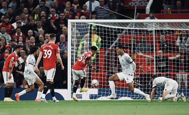 Van Dijk bị chỉ trích trong bàn thua của Liverpool 1