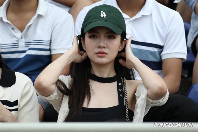 MC Tú Linh xuất hiện trên khán đài sân Vinh