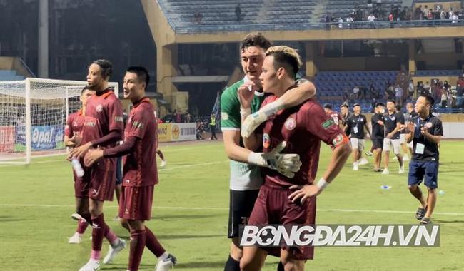 VIDEO: Văn Lâm ăn mừng cực sung cùng đồng đội sau trận thắng 3-0 Hà Nội