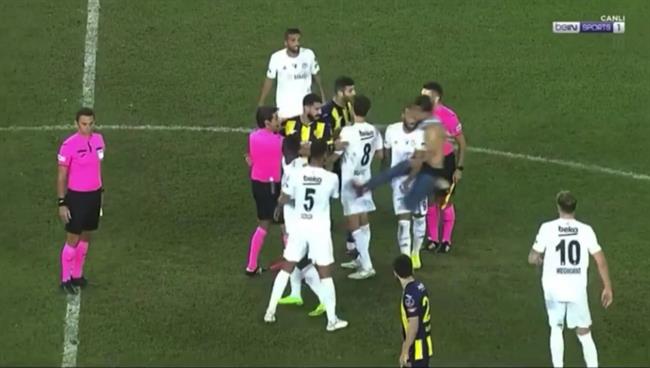 Cenk Tosun bi CdV hanh hung ngay tren san