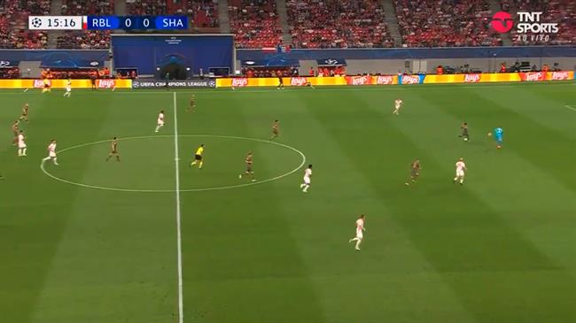 Thủ môn RB Leipzig sai lầm khó hiểu khi bắt chước Neuer 2