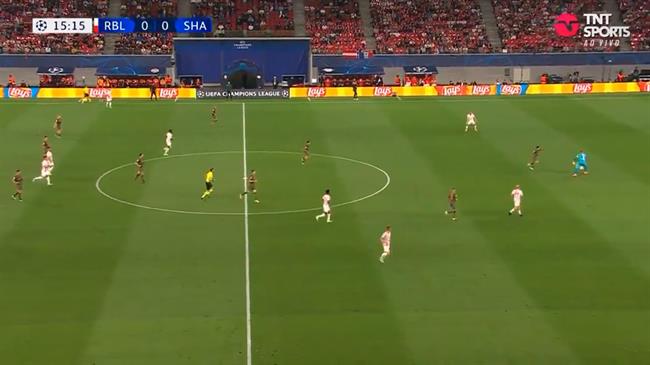 Thủ môn RB Leipzig sai lầm khó hiểu khi bắt chước Neuer 1