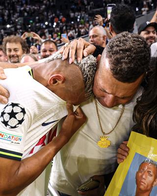 Richarlison khoc nuc no sau khi lap cu dup cho Tottenham 