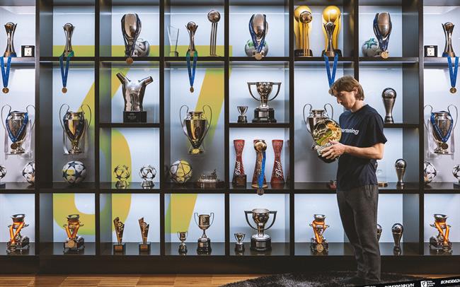 Luka Modric: Kẻ định nghĩa lại thứ bóng đá lãng mạn