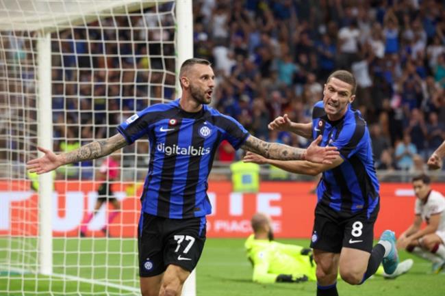  Brozovic (trai) mung ban thang duy nhat cho Inter.