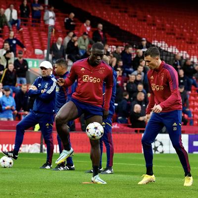 HLV Ajax học hỏi cách đánh bại Liverpool của MU 1