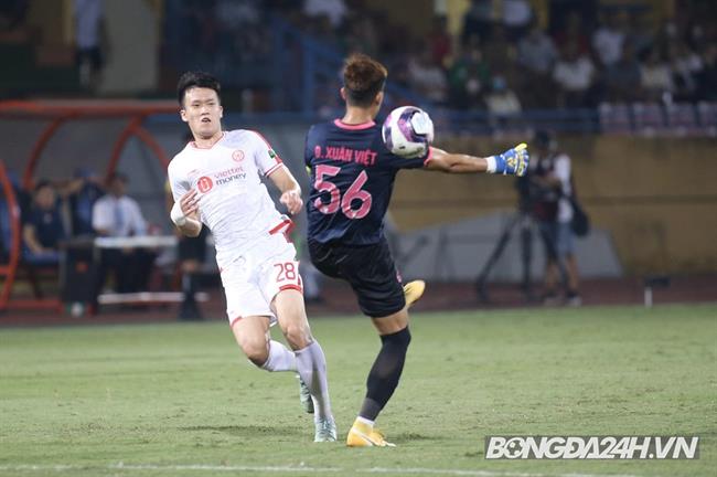 Thủ môn Nam Định mắc sai lầm tại hại, Hoàng Đức ghi bàn thắng dễ nhất sự nghiệp