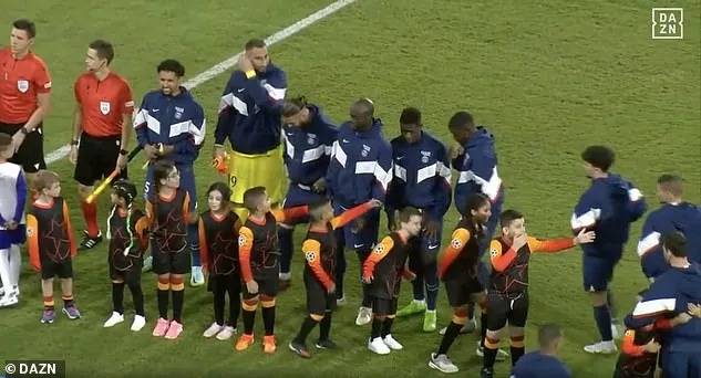 Phản ứng bất ngờ của dàn mascot khi thấy Messi 1