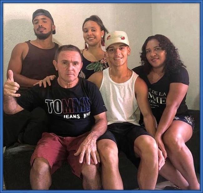 Tân binh đắt giá của MU tiết lộ về tuổi thơ khốn khó 1