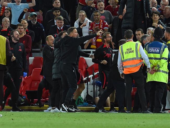 Thanh vien cua Liverpool va Newcastle au da ben ngoai duong bien