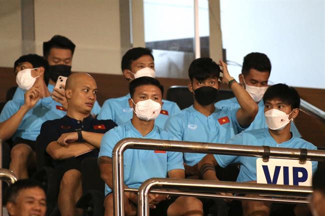 Văn Thanh khỏi Covid-19, ngồi cạnh Quang Hải, Văn Hậu trên khán đài sân Thống Nhất