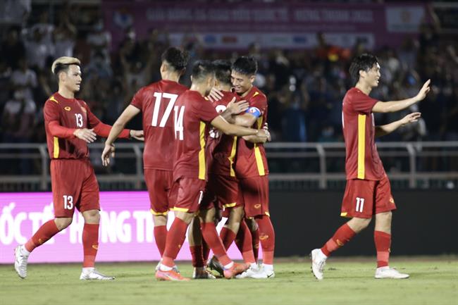 Xem lại siêu phẩm sút xa của tiền đạo Văn Quyết vào lưới Singapore