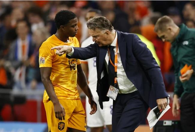 Louis van Gaal giải thích lý do sử dụng Tyrell Malacia ở vị trí trung vệ