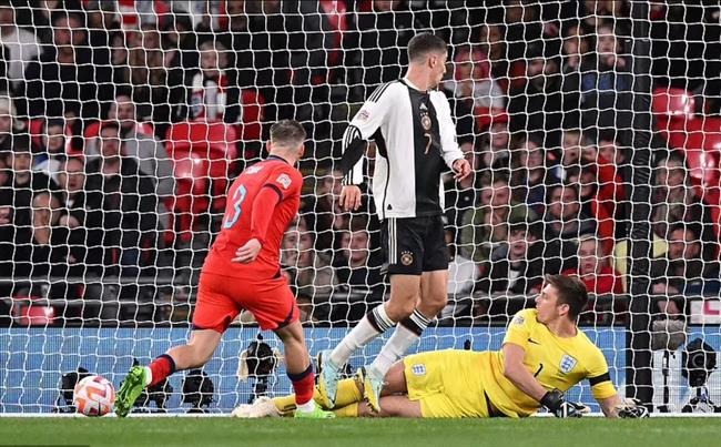 Anh hoa duc 3-3 tren san nha