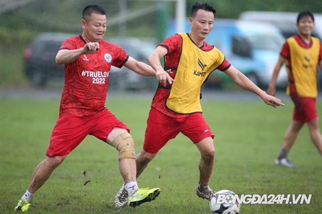 Vietnam All Stars dầm mưa tập trước ngày chiến Dortmund