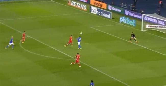 VIDEO: Raphinha tái hiện siêu phẩm của Robin van Persie